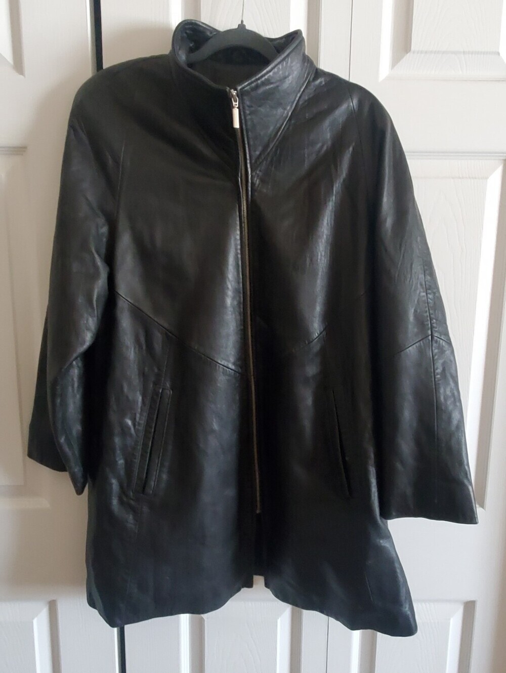 LORD & TAYLOR LARGE LONG. VINTAGE BLACK LAMBSKIN SOFT BUTTERY LEATHER JACKET.